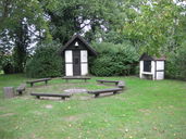 Lagerfeuerstelle hinter dem Haus