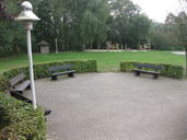 Sitzgruppe vor dem Haus und Blick auf das Außengelände